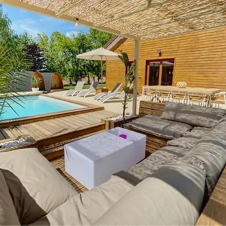 Domaine Prive Avec Piscine Et Terrain De Petanque بيت للعطل